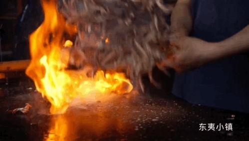 东夷小镇吃瓜,夏日吃瓜盛宴，尽享民俗风情