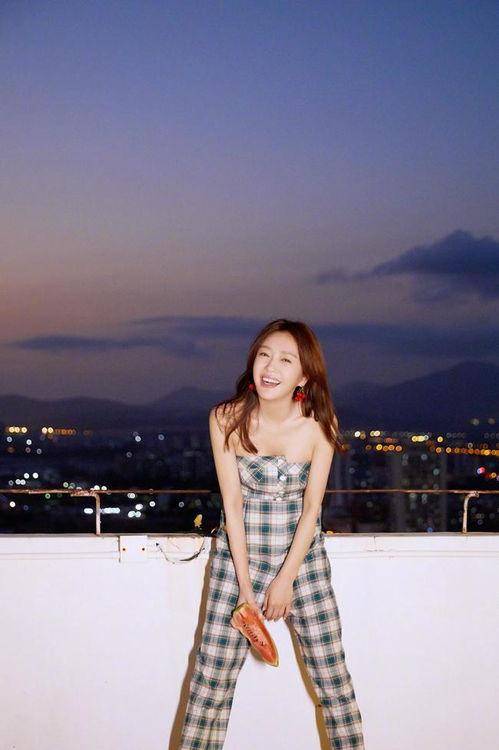 秦岚吃瓜大片,美艳动人引发网友热议