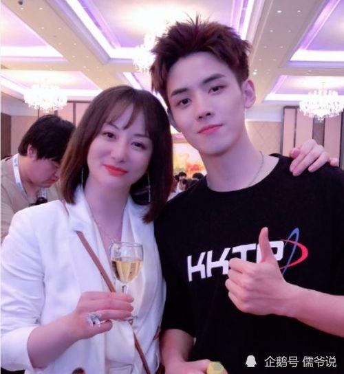 女上司吃瓜,职场八卦背后的真相揭秘