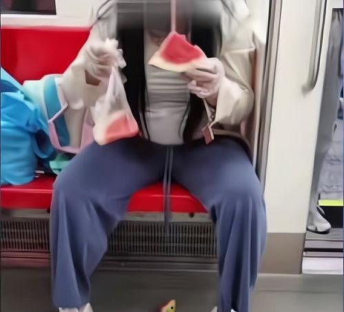 吃瓜女生被扔钱,这是什么神仙操作？  第1张