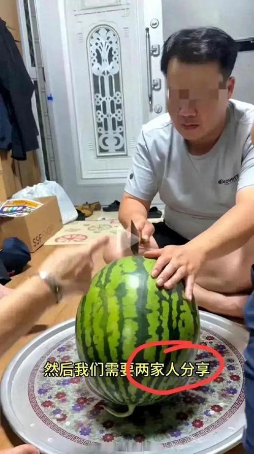 订婚现场吃瓜,订婚宴上吃瓜群众围观盛况  第1张