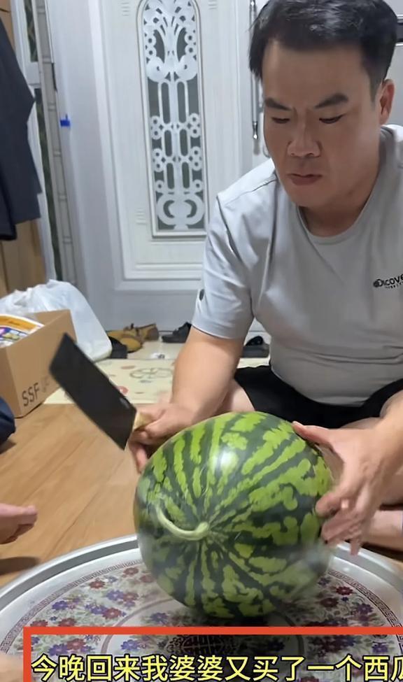 订婚现场吃瓜,订婚宴上吃瓜群众围观盛况  第3张